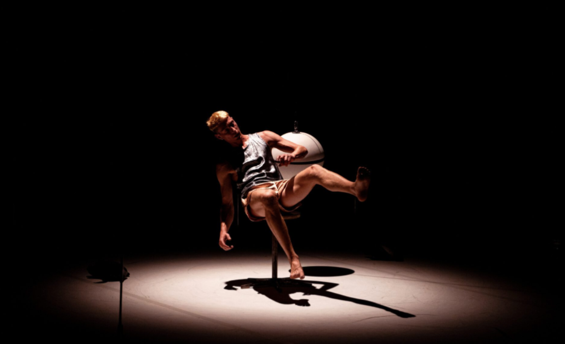 Julian Vogel (Lauréat 2021) au Théâtre Silvia Monfort   circusnext - European Circus Label